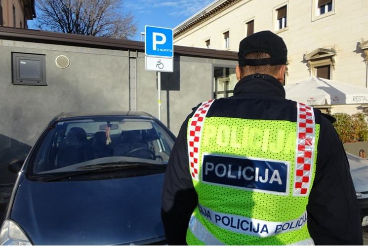 NA VODNJANSKOJ PROŠAO KROZ STOP Produžio na raskrižju bez zaustavljanja JEDNA OSOBA OZLIJEĐENA
