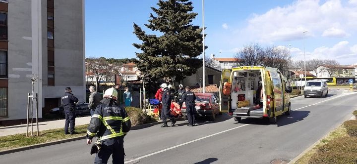 Teška nesreća u Šijani, autom prešao na suprotni trak i zabio se u stup