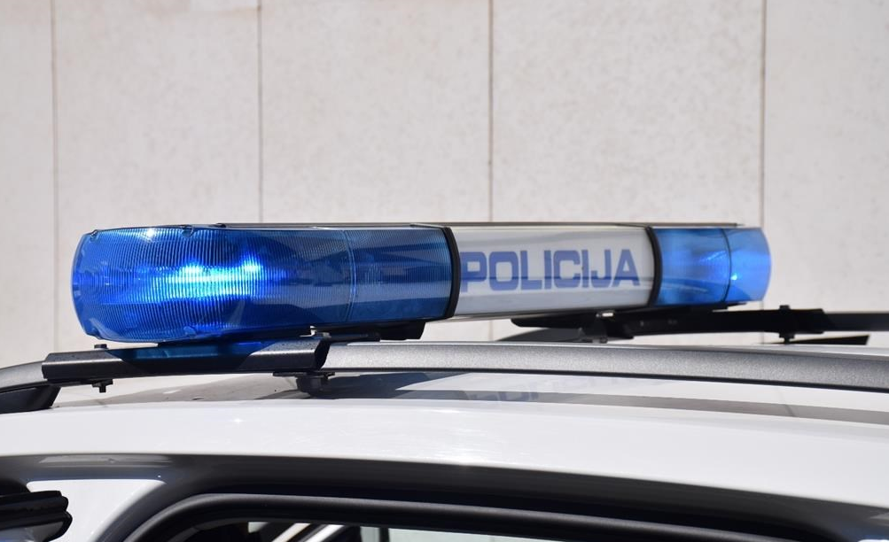 POD PRIJETNJOM PIŠTOLJA Nepoznati počinitelj u Puli orobio trgovinu 