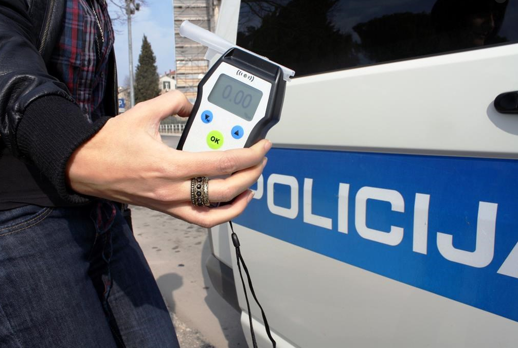 BEZ VOZAČKE I PROMETNE U LIVADAMA Prouzročio prometnu pa pobjegao U PULI VOZIO POD 1,27 PROMILA