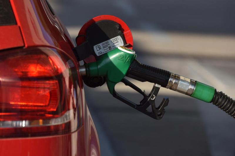 Od sinoć znatno pojeftinilo gorivo LITRA DIZELA 9 KUNA