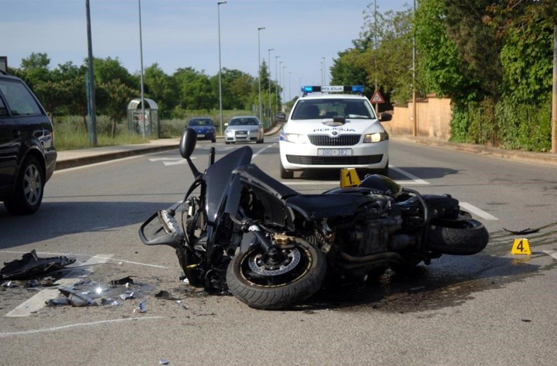 Teško ozlijeđen motociklist 39-GODIŠNJAKINJA AUTOMOBILOM UDARILA U MOTOCIKL