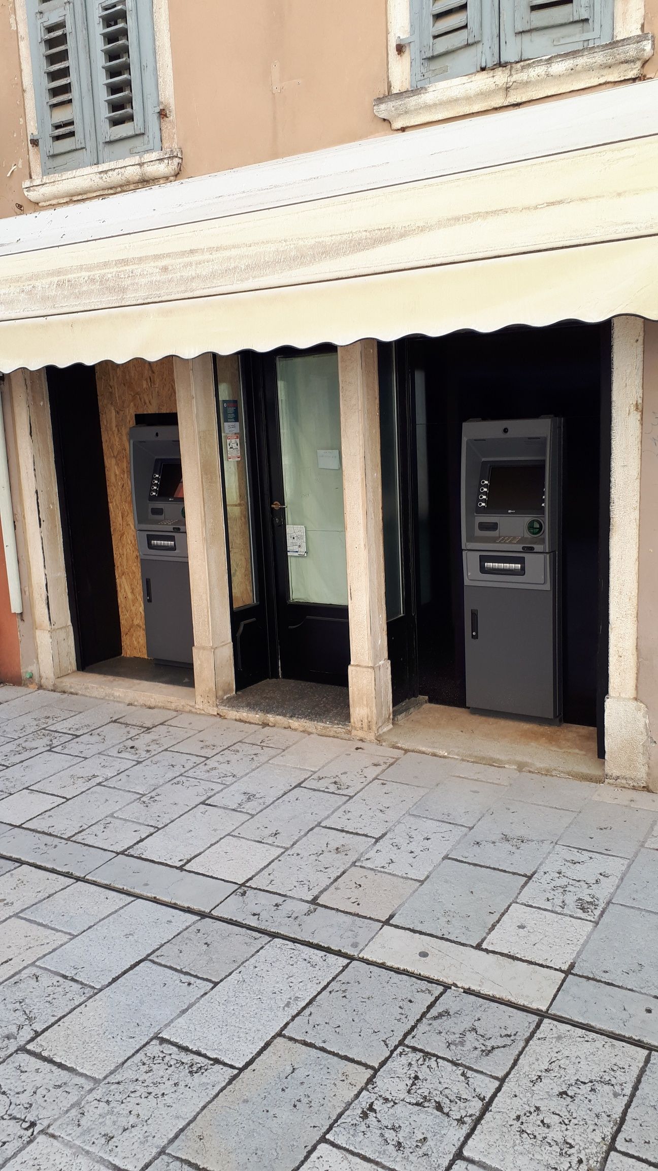 DVA NOVA SLUČAJA U ROVINJSKOJ CARERI Dok vlast pokušava suzbiti epidemiju i spasiti živote, pojedinci si osiguravaju sezonu preko bankomata