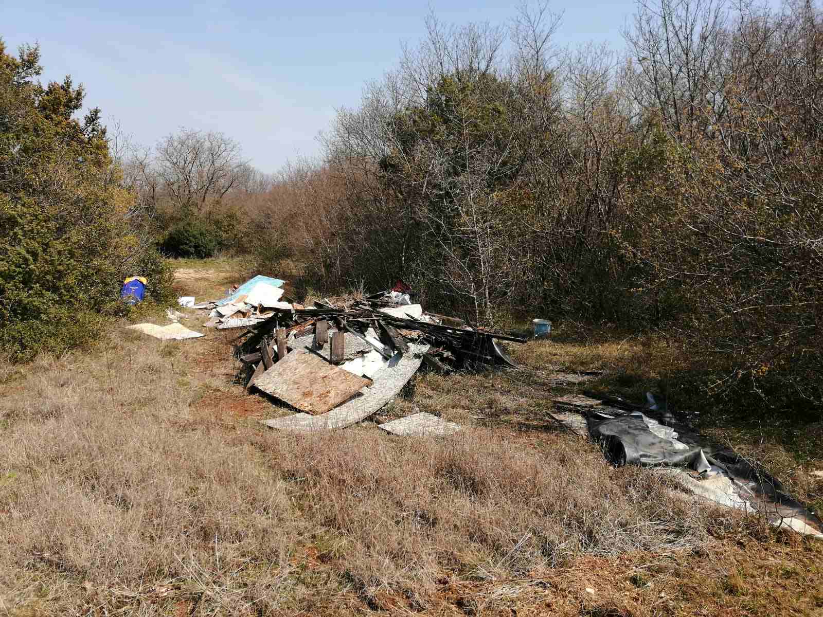 Neodgovorni građani i dalje otpad odlažu gdje stignu U ROVINJU OPET SANIRANI DIVLJI DEPONIJI 