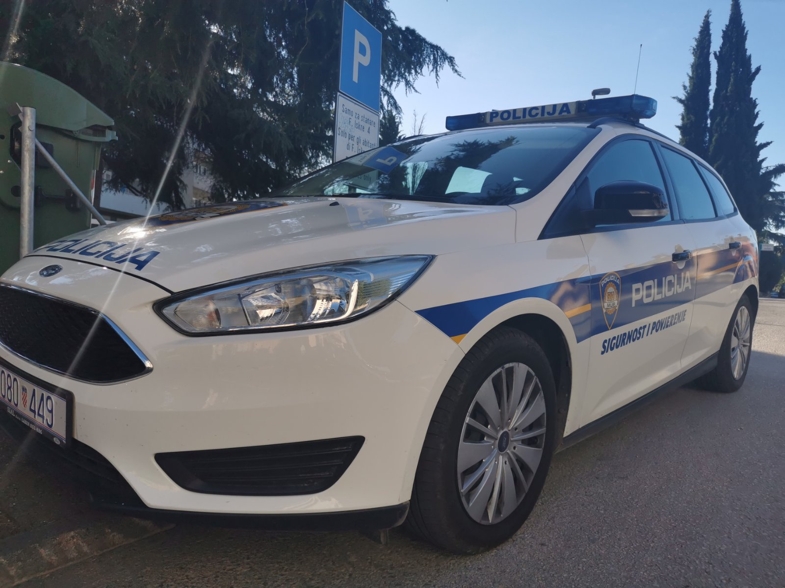 Rovinj: 31-godišnjak bez vozačke dozvole prešao van kolnika i udario u drugi automobil