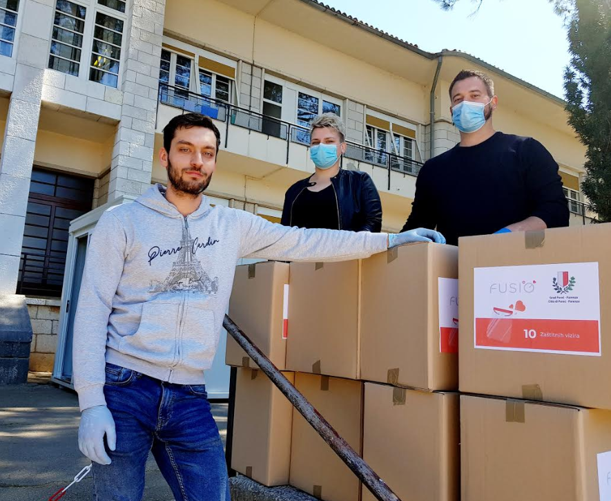ALEN ANUŠIĆ BRINE ZA SVOJU ZAJEDNICU Isporučena je nova donacija zaštitnih vizira za porečke zdravstvene djelatnike