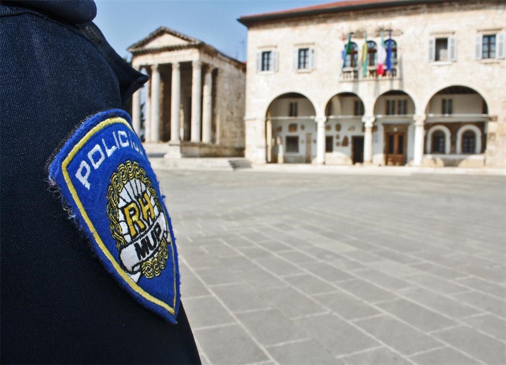 Pijan se dovezao u policiju vrijeđat policajce