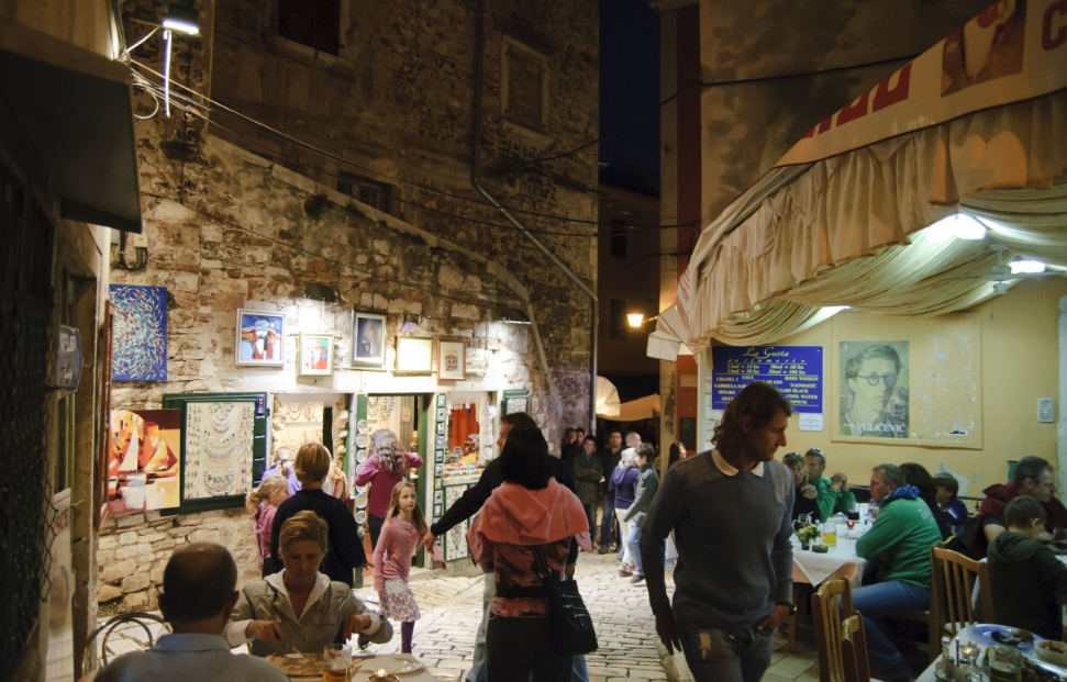 (NE)ISPLATIVOST OTVARANJA RESTORANA Rovinjski ugostitelj Subotić 'Mi jednostavno ne vidimo mogućnost opstanka!' NISU SVI POHRLILI U NABAVU I SLAGANJE TERASE