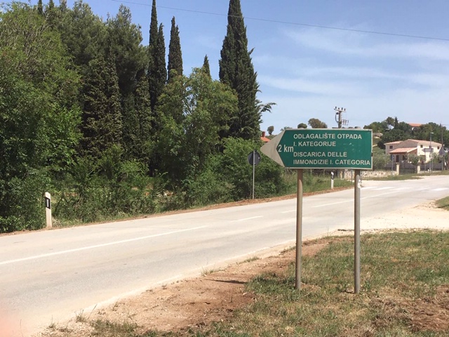 DIM S ROVINJSKOG DEPONIJA ZABRINUO GRAĐANE Kontrolirano se pali biljni otpad U PONEDJELJAK SE POSAO PRIVODI KRAJU