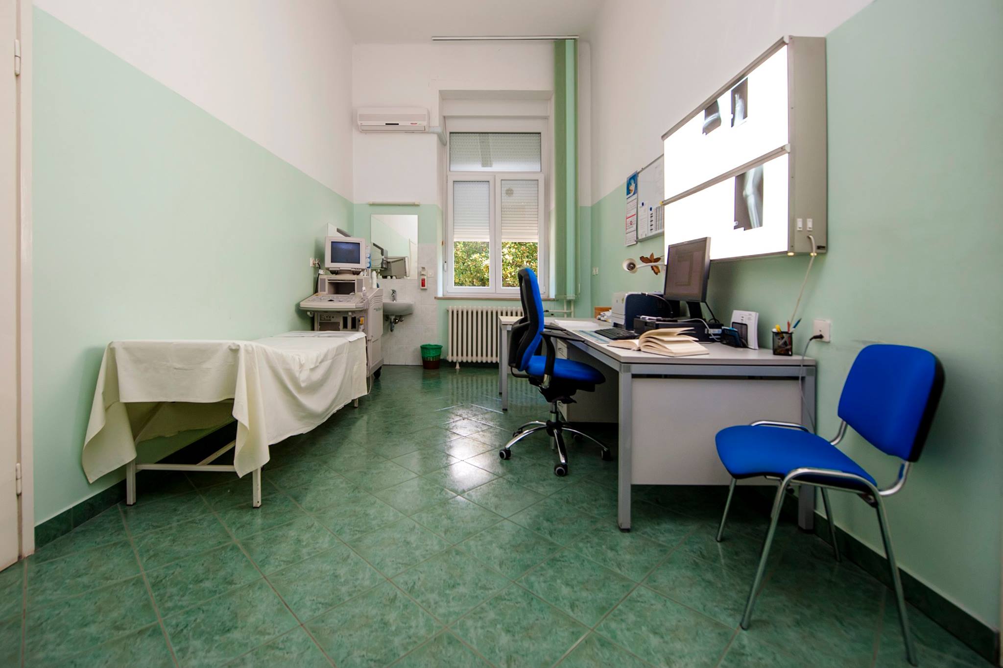 Udarila u betonski stup BICIKLISTICA (18) ZADOBILA TEŠKE OZLJEDE 