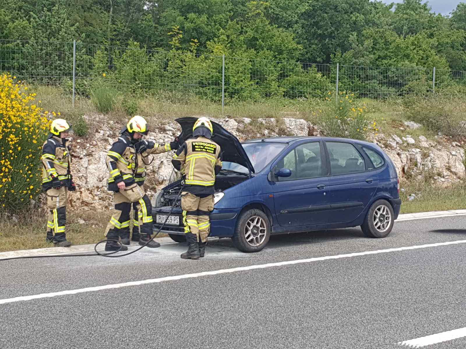 POŽAR AUTOMOBILA NA IPSILONU Ugašen je brzom intervencijom rovinjskih vatrogasaca 