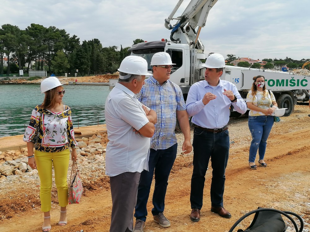 ROVINJSKIM VLASNICIMA BRODICA USKORO NOVIH TRISTOTINJAK VEZOVA Gradonačelnik Paliaga obišao gradilište komunalne luke San Pelagio