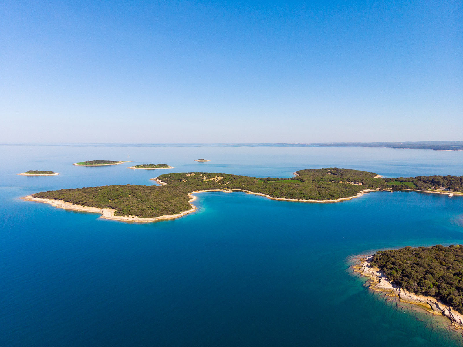 REVITALIZACIJA MALOG BRIJUNA Dogovoreni radovi vrijedni 14 milijuna kuna VOJNE SPAVAONICE POSTAJU SOBE ZA ZNANSTVENIKE 