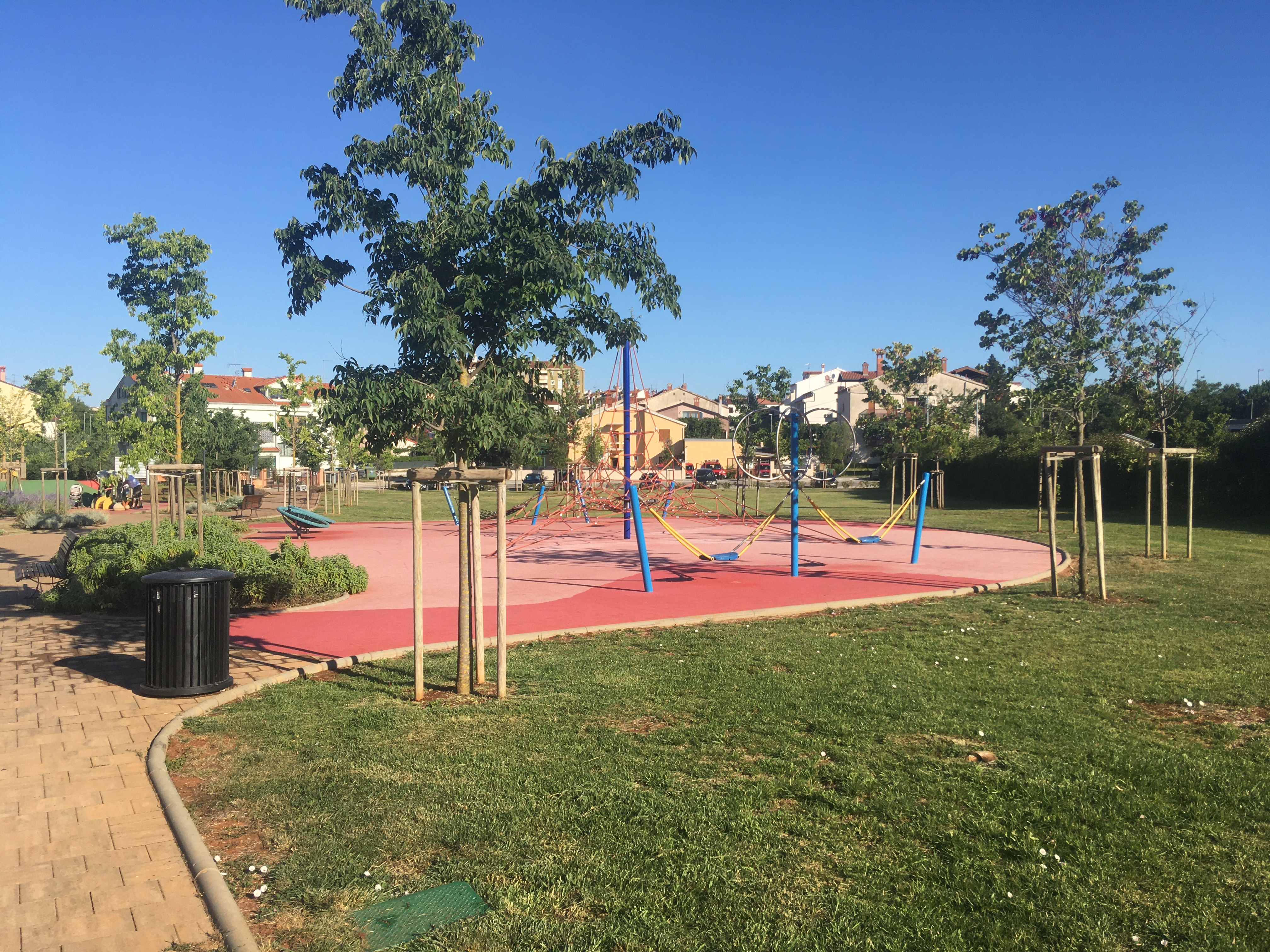 ROVINJSKI VIJEĆNICI I GRAĐANI OPET LJUTI NA MLADEŽ Dječji parkići nastavljaju biti poligon za ispucavanje viška energije