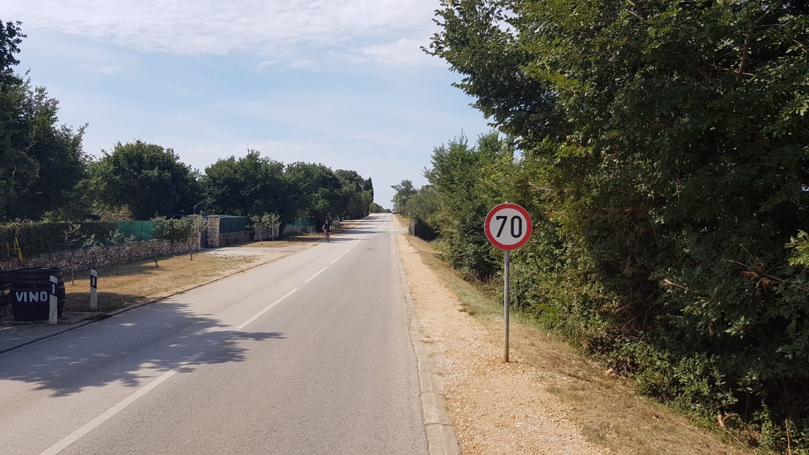 NELOGIČNA PROMETNA SIGNALIZACIJA CESTU PRETVORILA U POLIGON ZA IŽIVLJAVANJE Na rovinjskoj Kokuletovici do plaže vozeći 70, a po glavnoj cesti tek 50 kilometara na sat!? 