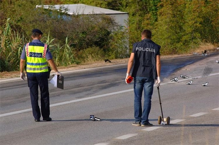 NESREĆA KOD HRBOKI: Nakon sudara automobil sletio u provaliju!