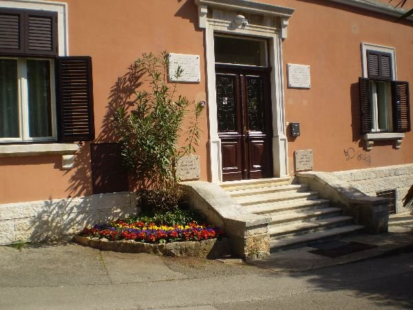 Posjeti domovima za starije dopušteni u dvorišnim prostorima