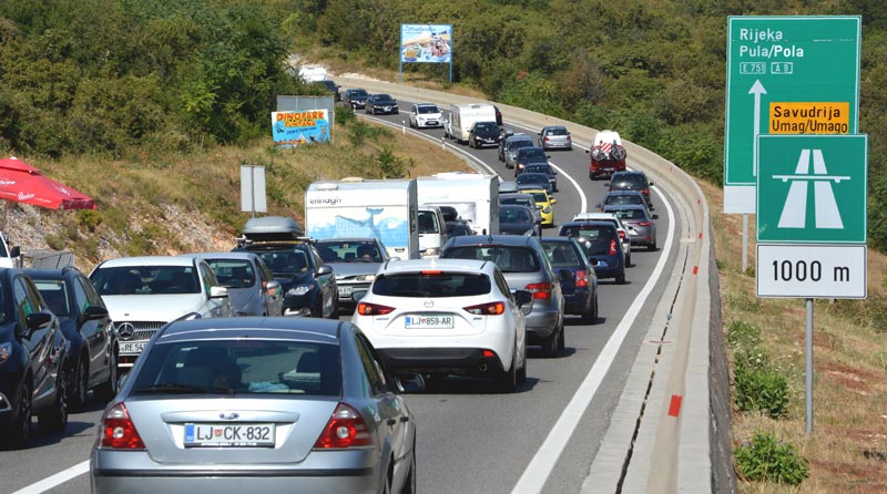Subotu obilježile velike gužve na cestama ali i granicama 
