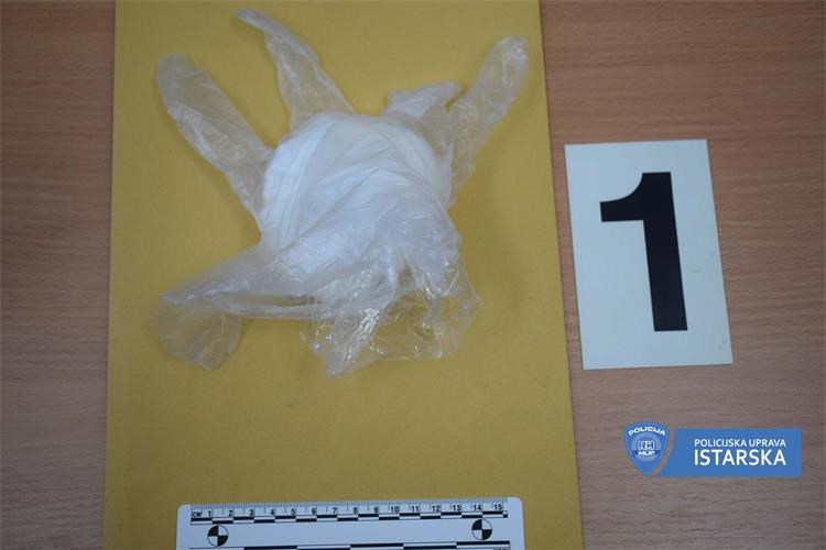 Policija uhitila dilera POKUŠAO ODBACITI VREĆICU S KOKAINOM 