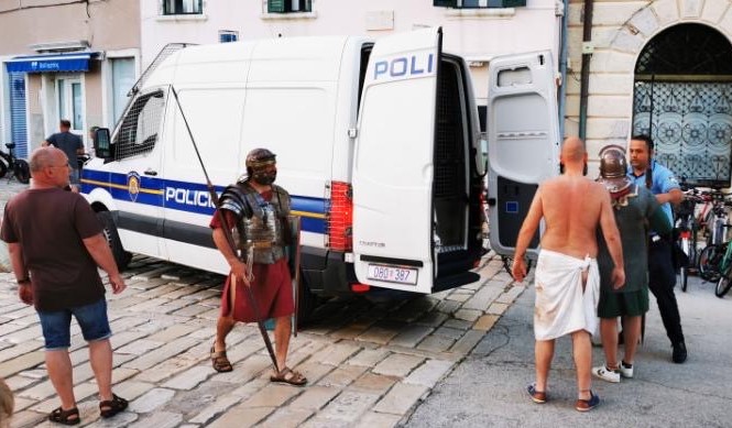 PRIVEDENI ZBOG POKAZIVANJA ATRIBUTA Pod utjecajem alkohola narušavali javni red i mir