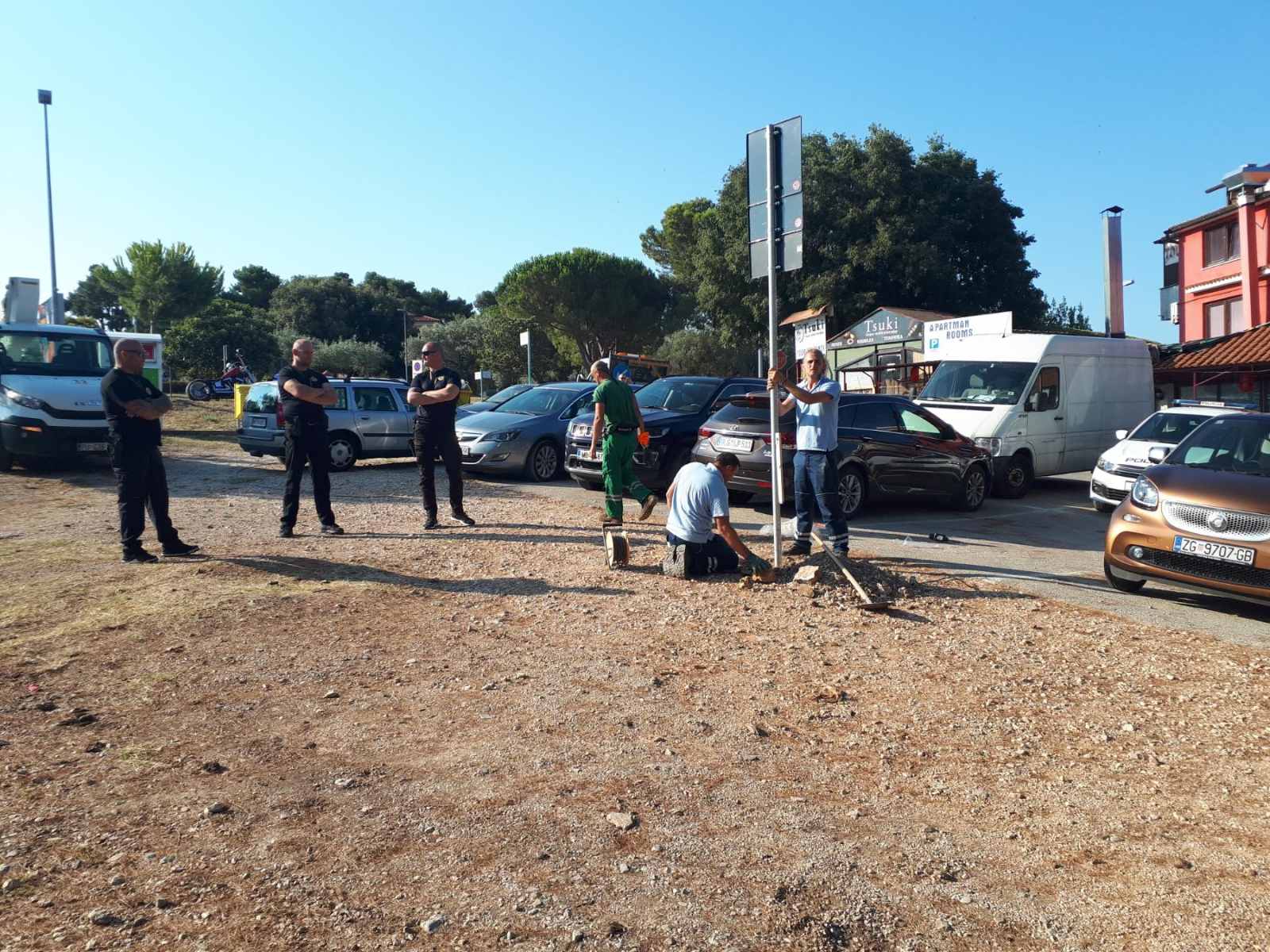 RESTORAN S 'VELIKIM PARKINGOM' VIŠE NEMA VELIKI PARKING Rovinjski redari s zaštitarima vratili prisvojeni parking u javnu upotrebu