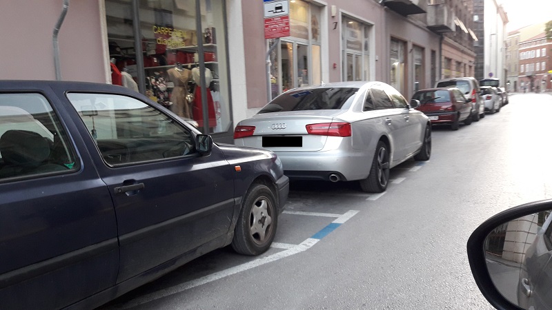 Dok u Rovinju motociklisti ignoriraju parkirna mjesta, U PULI IH KORISTE VLASNICI AUTOMOBILA