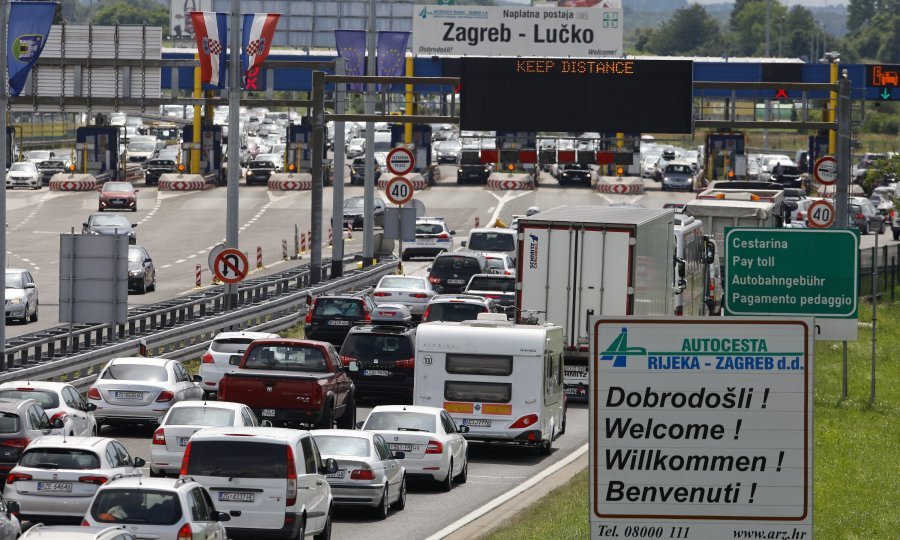 VOZAČI: OČEKUJTE GUŽVE NA CESTAMA I POVEĆAJTE OPREZ