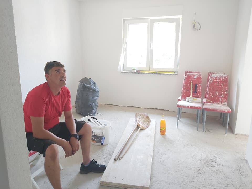 Nastavlja se RENOVIRANJE STANA OBITELJI LOVRIĆ koji je potpuno izgorio u požaru krajem lipnja