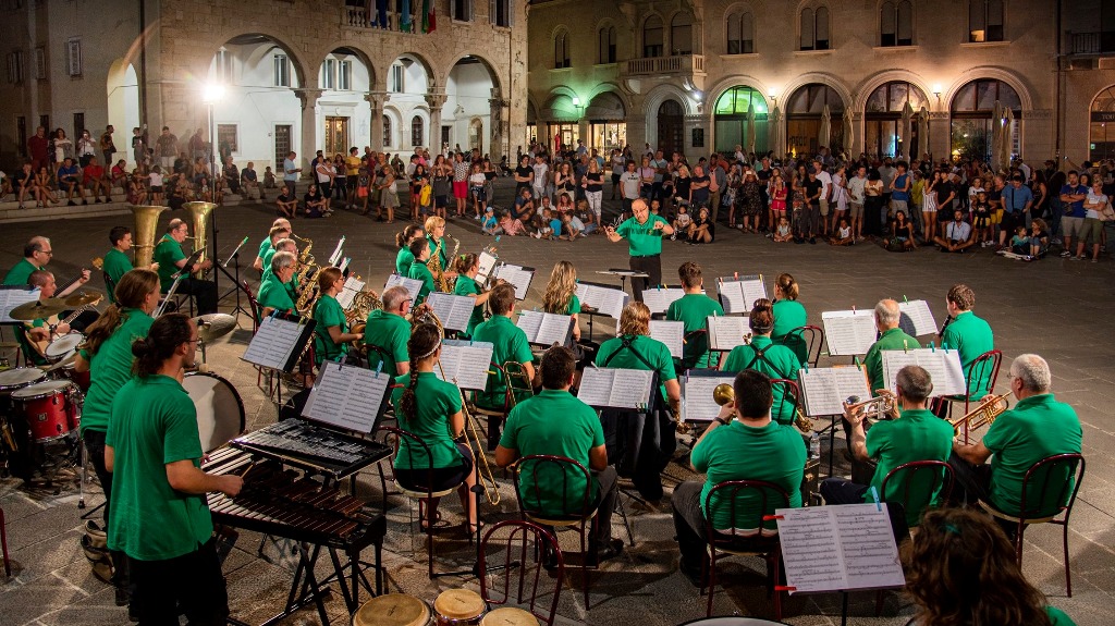 VEČERAS NA FORUMU KONCERT PUHAČKOG ORKESTRA GRADA PULE Na ulicama i trgovima još uvijek traje