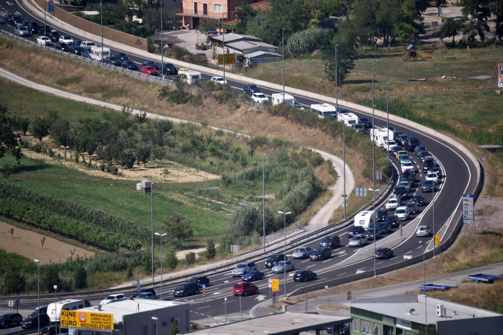 VELIKE GUŽVE OD RANOG JUTRA Na Kaštelu i Plovaniji čeka se do dva sata