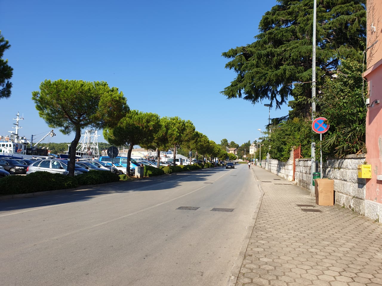 Rovinj: Motorom naletio na automobil koji je propuštao pješakinju VOZAČ PREBAČEN U OB PULA