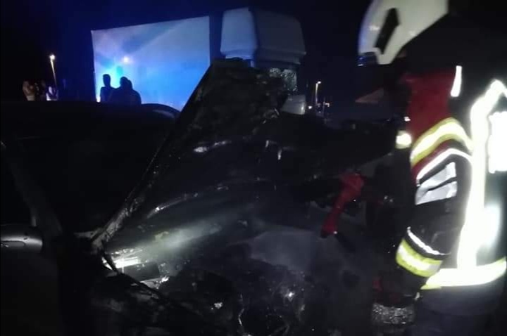 NOVIGRAD: Noćas na parkiralištu izgorio Mercedes 