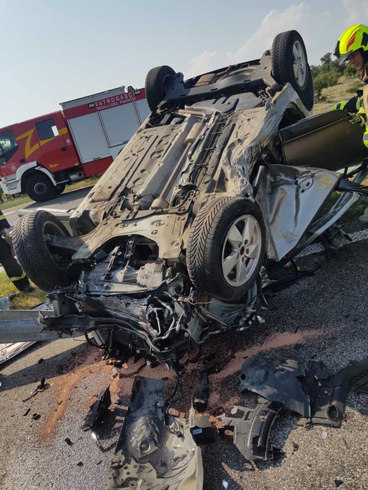 DETALJI NESREĆE NA ISTARSKOM IPSILONU Automobil se prevrnuo na krov od siline udarca u zaštitnu ogradu