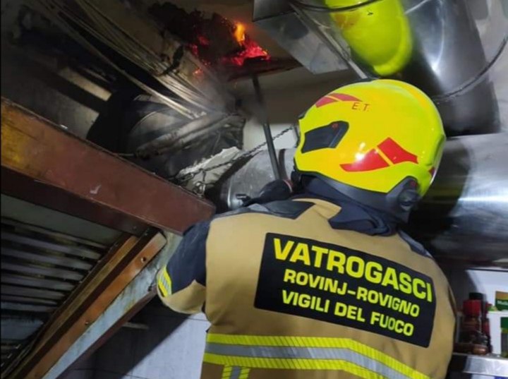 Rovinj: U restoranu u centru grada izbio požar dimnjaka