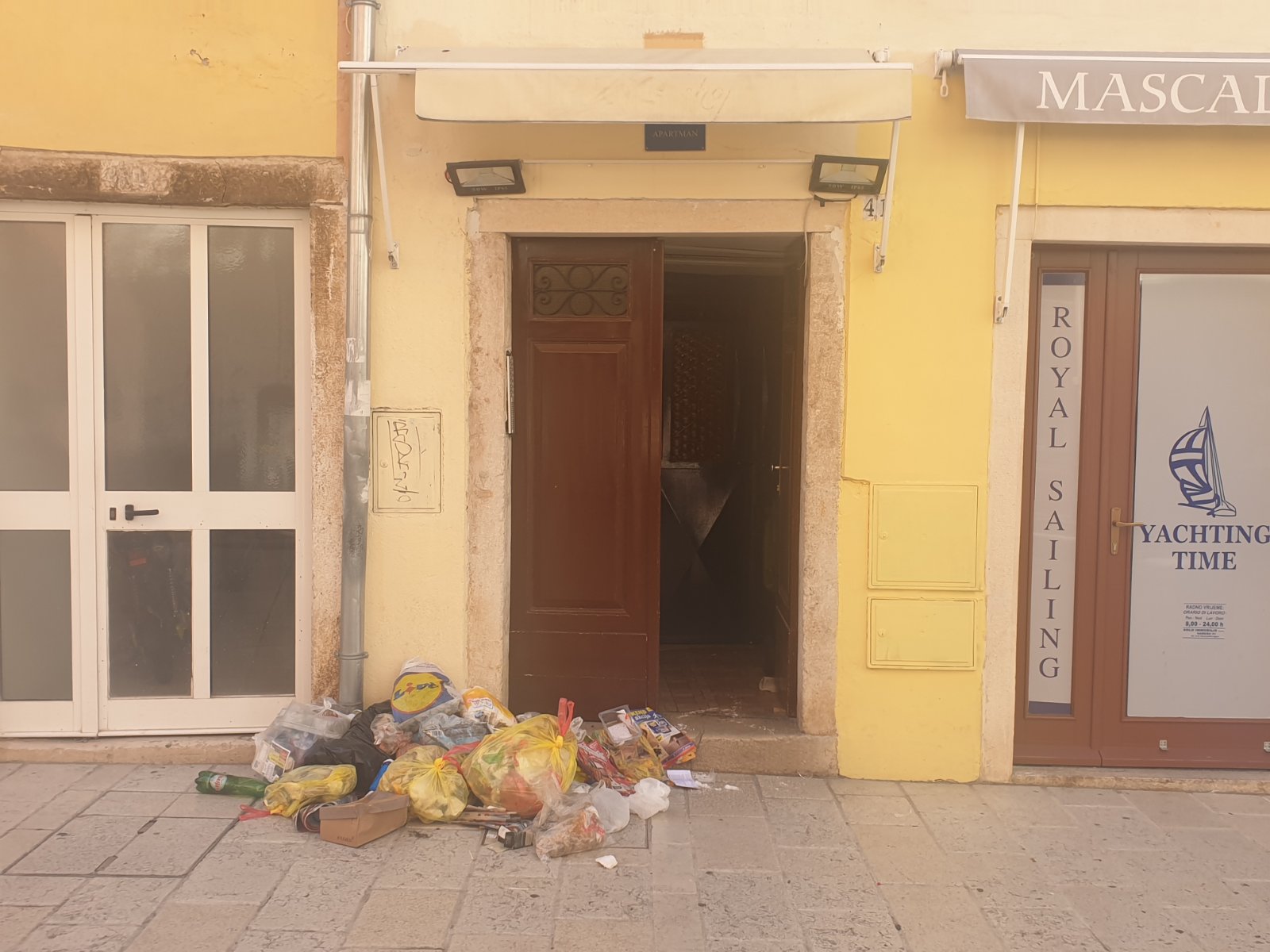 SRAMOTNO PONAŠANJE STANOVNIKA ULICE CARERA Ili kako se (ne)voli Rovinj