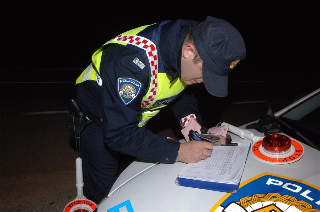 DOBIO 15 DANA ZATVORA Porečka policija uhitila muškarca koji je vozio pijan
