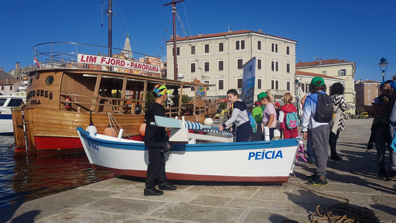 S ROVINJSKOG MALOG MOLA  U more porinuta batana  'Peicia'
