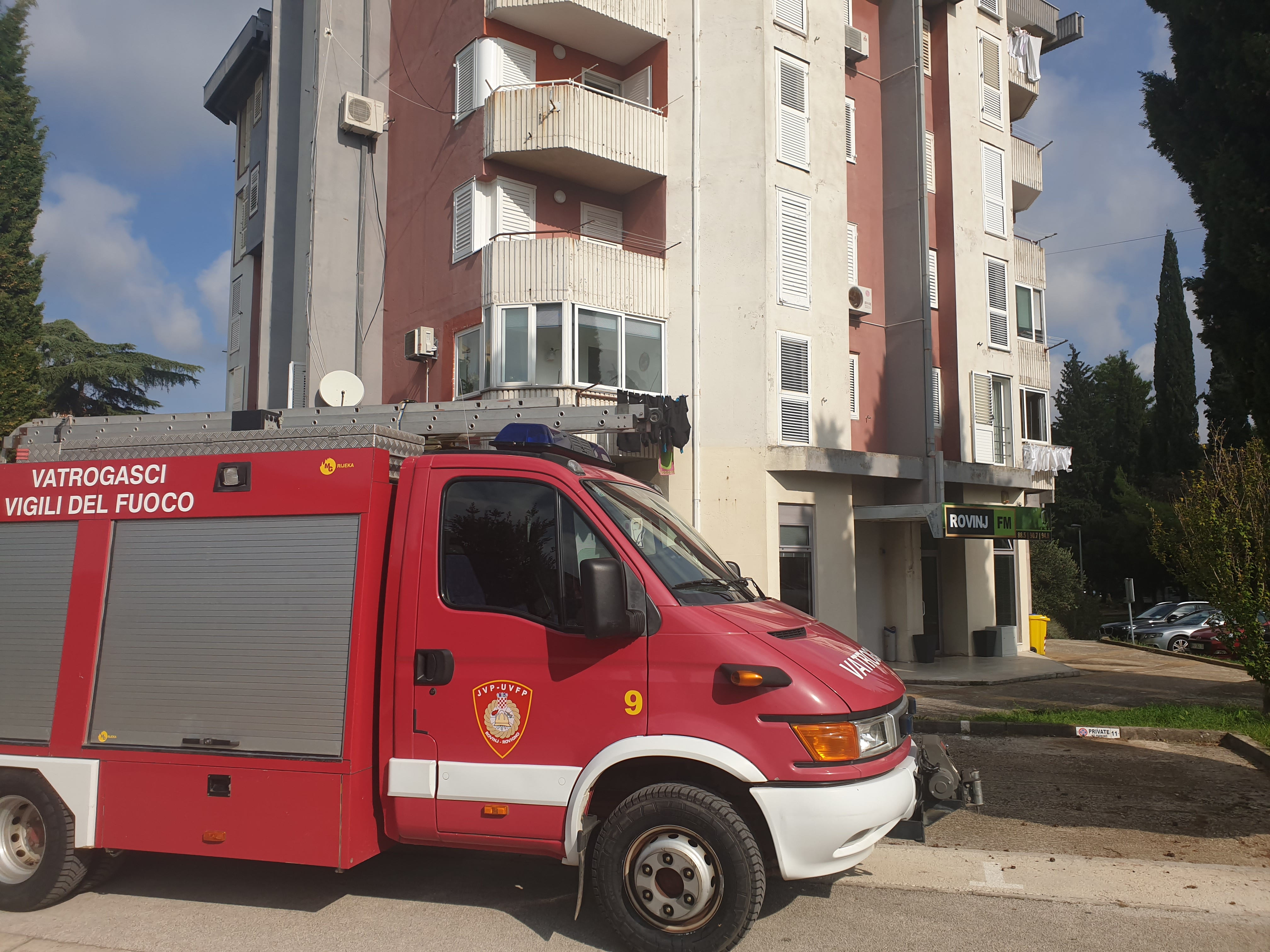 U ROVINJSKOJ ZAGREBAČKOJ ULICI Vatrogasci 'otključali' stan bez ključa