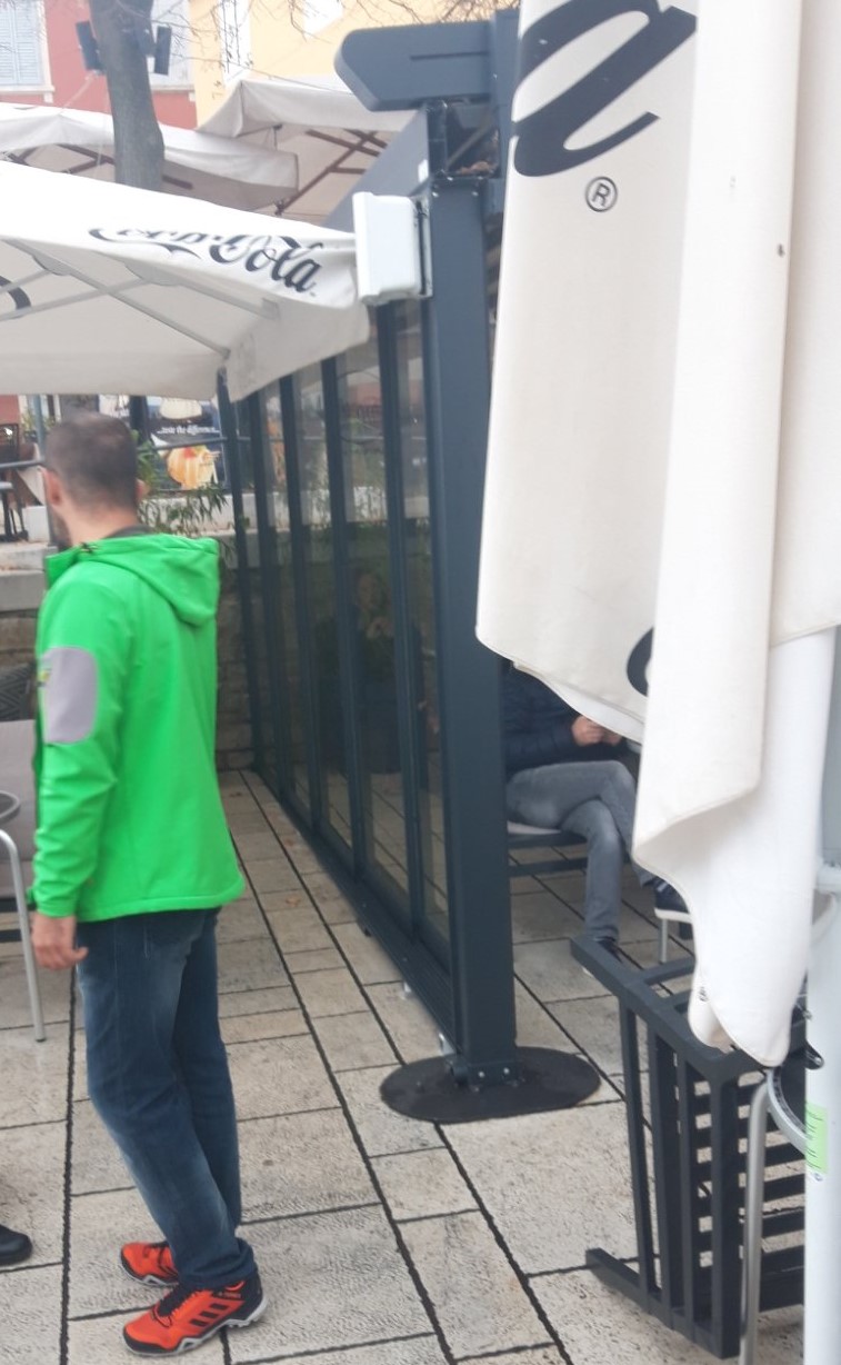 NA ROVINJSKOM TRGU BRODOGRADILIŠTA Komunalni redari promptno zaustavili postavljanje ostakljene terase