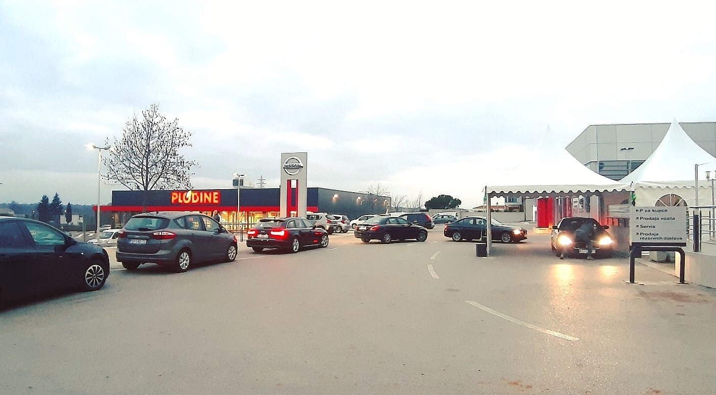 KOLONA AUTOMOBILA U ŽMINJU Ideja postavljanja šatora s kavom 'za van' bila je pun pogodak