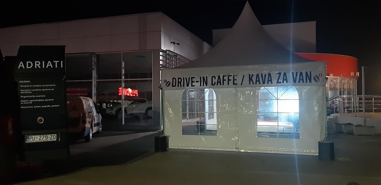DOMIŠLJATO! Ispred kafića u Žminju postavljen ‘drive-in’ šator u kojem se može uzeti kava za van