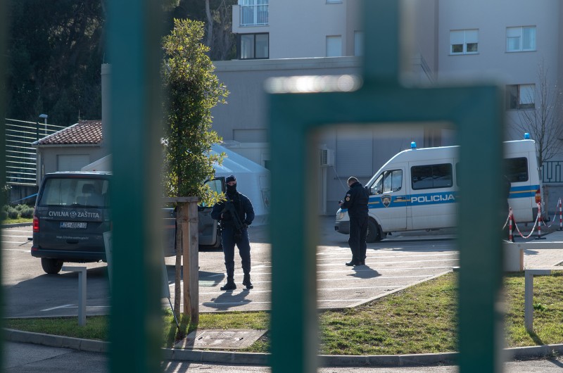 CJEPIVO STIGLO U PULU UZ POLICIJSKU PRATNJU Preuzeo ga je dr. Aleksandar Stojanović