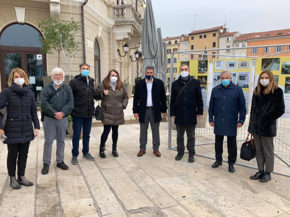 U ROVINJU I DALJE TRAJE IZLOŽBA NA GLAVNOM TRGU Obišao ju i gradonačelnik Paliaga sa svojim suradnicima