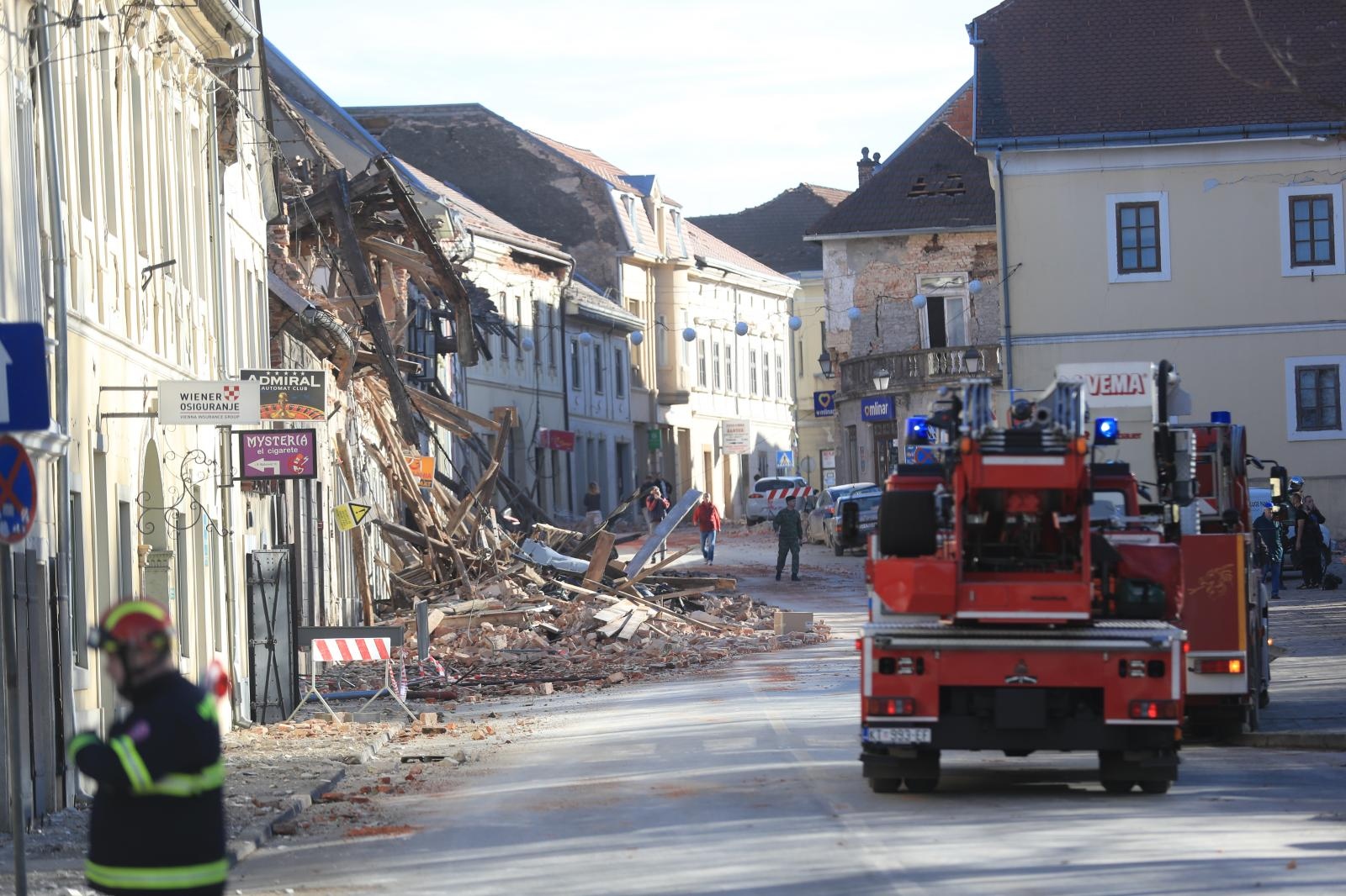 OGROMNE POSLJEDICE POTRESA Šestoro poginulih, najmanje šestoro teško ozlijeđenih HGSS-ovci IZVUKLI SPASILI DVIJE OSOBE 