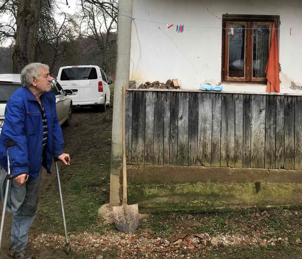 TUŽNA PRIČA IZ DONJE BAČUGE Prije dva tjedna preminula mu supruga, a potres mu dodatno uništio kuću 'U ŠOKU ZABORAVIO NA AMPUTIRANU NOGU PA PAO'