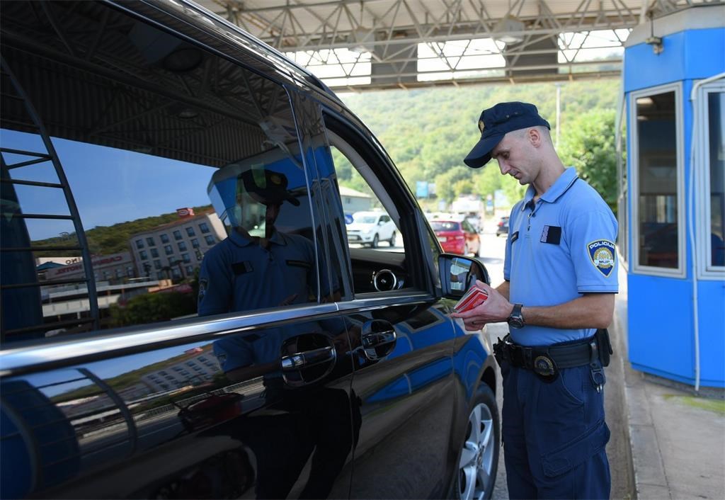 U HRVATSKU PREKO GP KAŠTEL Lagali da su u tranzitu kako bi izbjegli samoizolaciju