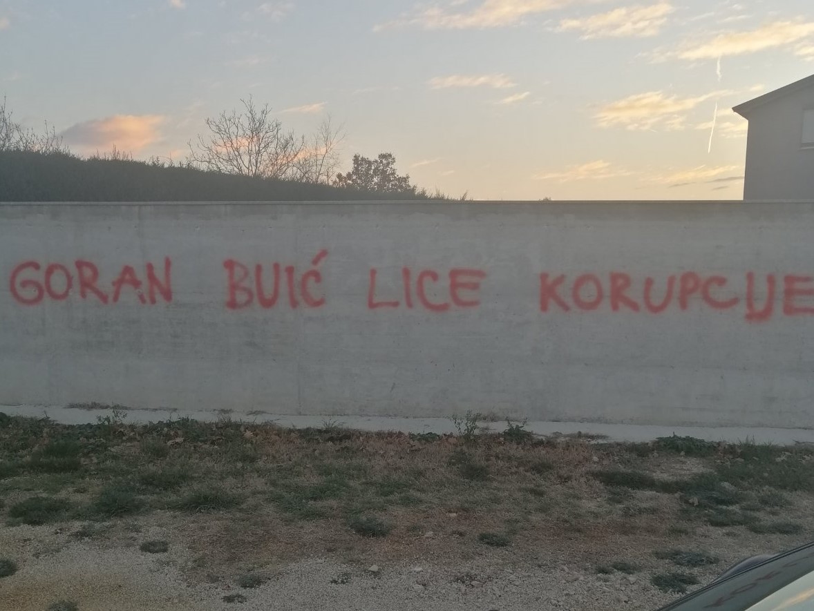 'GORAN BUIĆ LICE KORUPCIJE' Anonimni autori izrazili negodovanje politikom u Medulinu