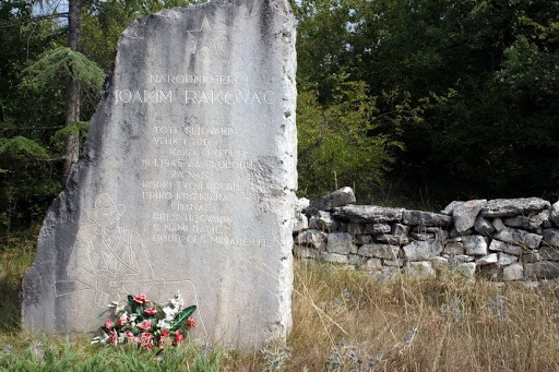 Vijenci i cvijeće za narodnog heroja Joakima Rakovca