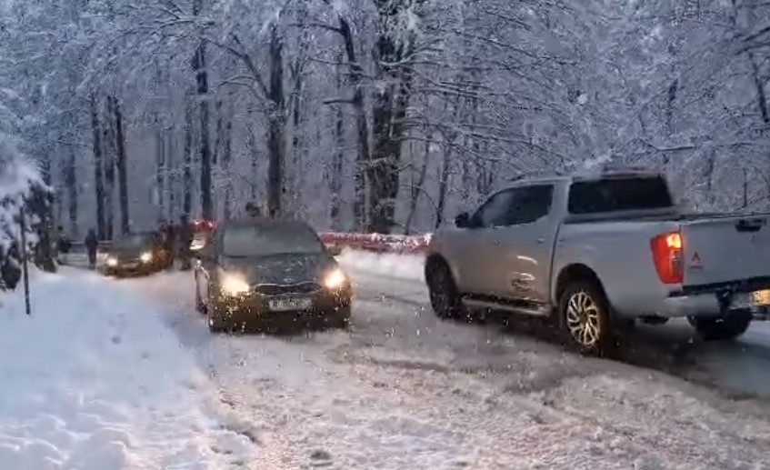 VIDEO Blokirana cesta na Učki zbog automobila s ljetnim gumama NE KREĆITE NA PUT BEZ PROPISNE ZIMSKE OPREME!