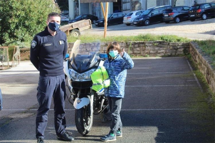 Policija nagradila malog superheroja Karola koji je pronašao novčanik